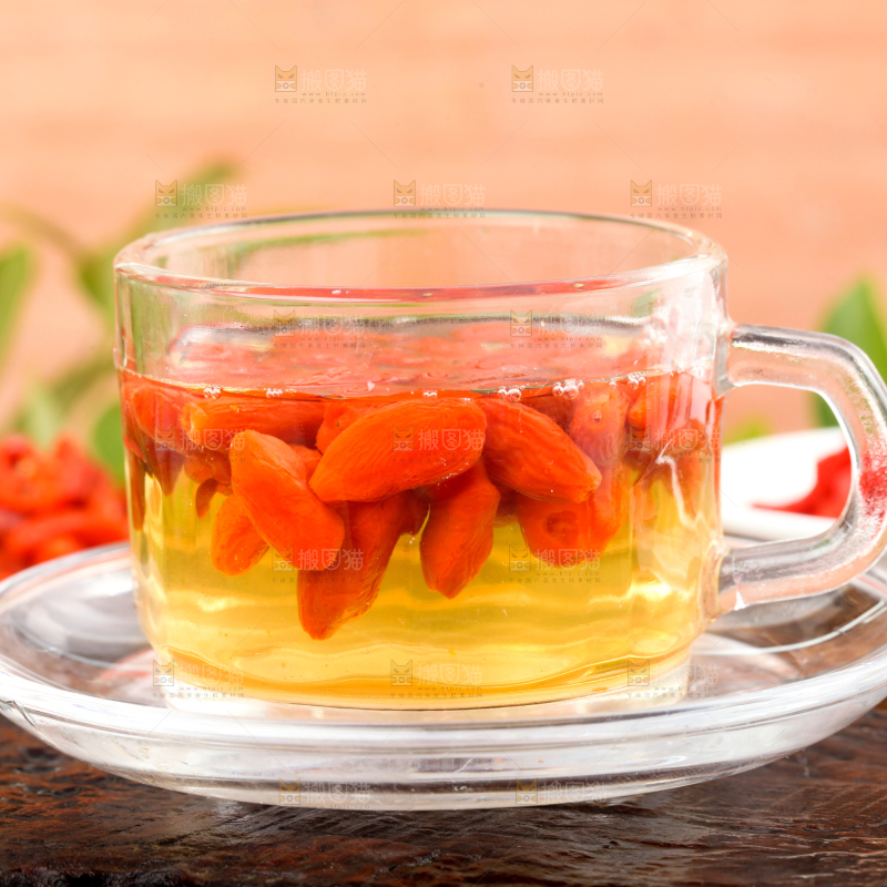 杯子里装着枸杞茶