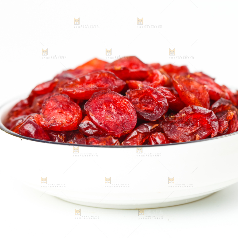 盘子里装着蔓越莓干蜜饯