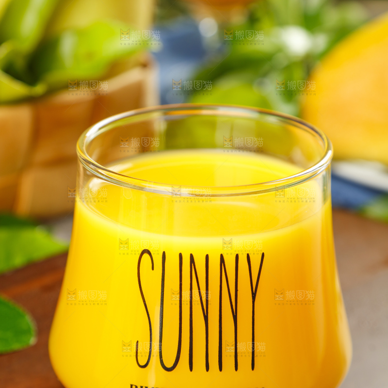 杯子里装着高乐蜜芒的果汁
