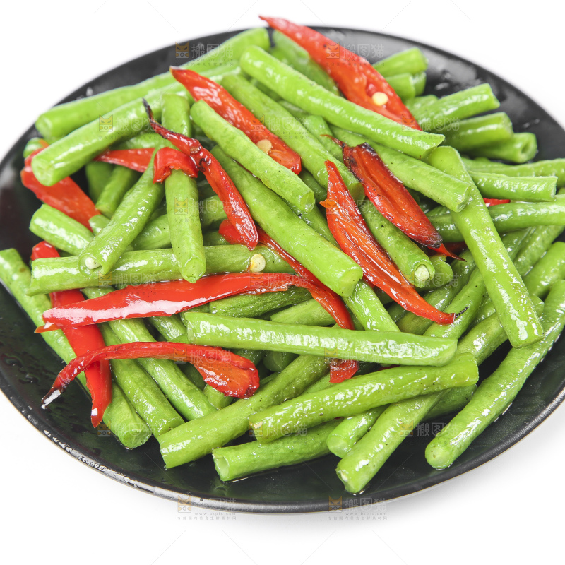 盘子里装着辣椒炒豇豆
