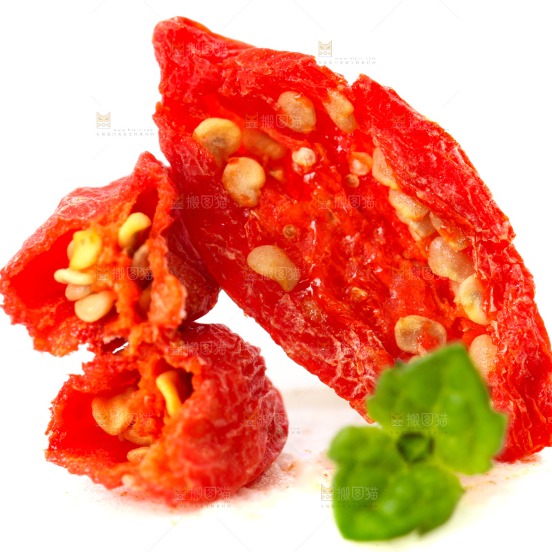 白底上放着枸杞子