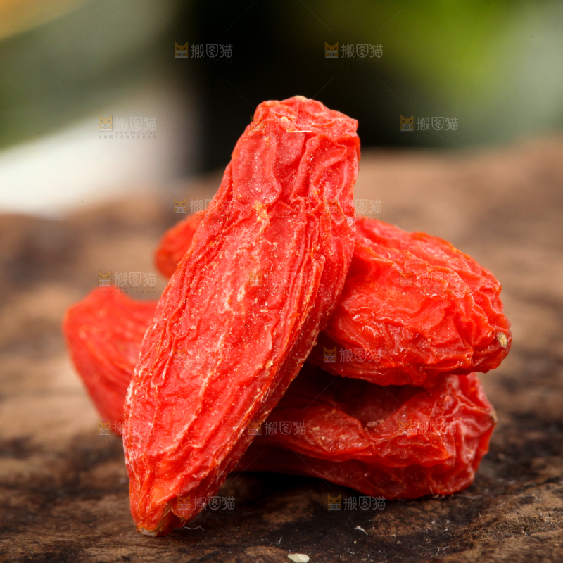 深底上摆放着红枸杞子