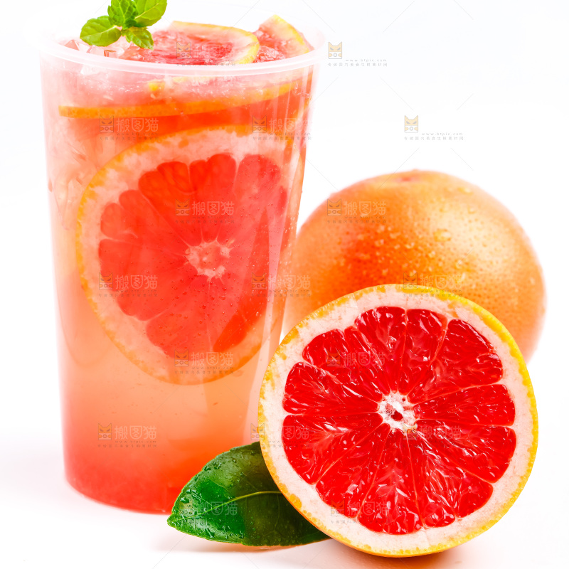 杯子里装着西柚果汁