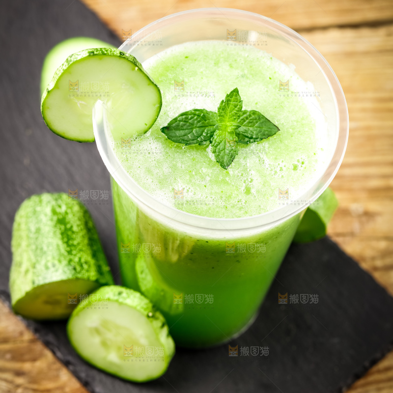 杯子里装着黄瓜果汁