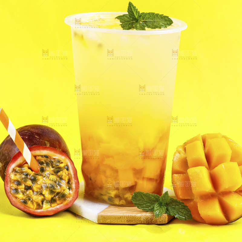 杯子里装着芒果果汁