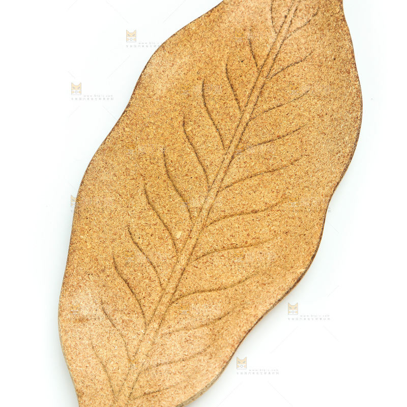 白底上摆放着木制盘子