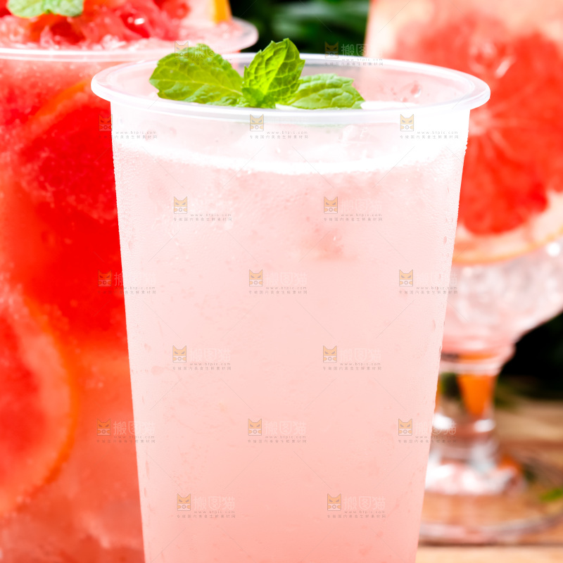 杯子里装着西柚果汁