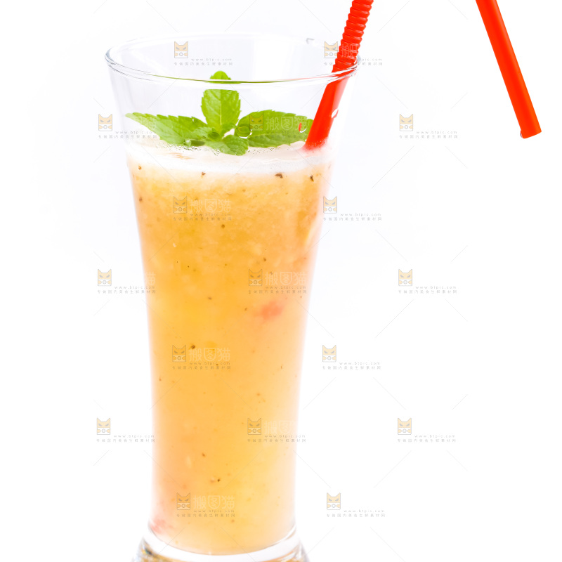 杯子里装着香蕉汁