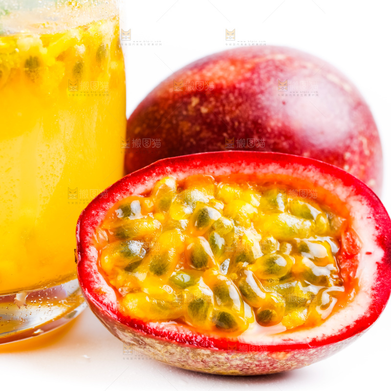 白底上摆放着一杯百香果果汁