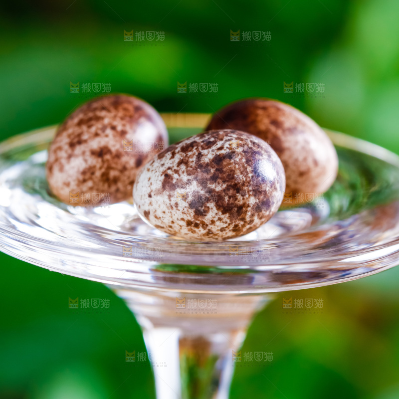 玻璃杯上放着鹌鹑蛋