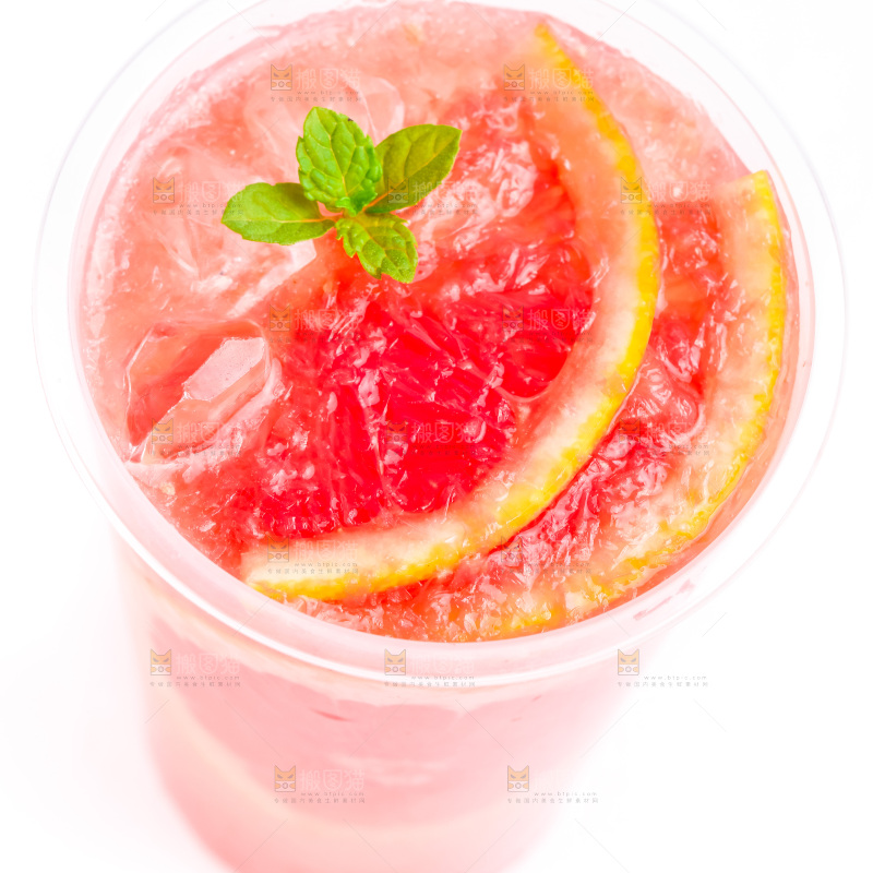 杯子里装着西柚果汁