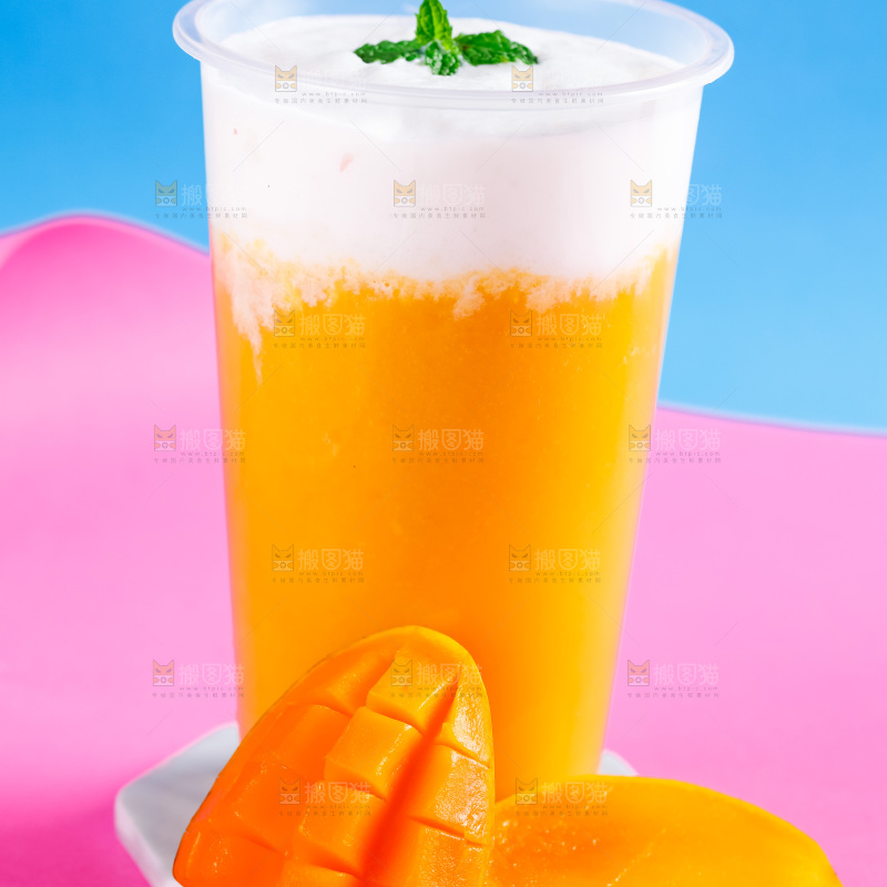 浅底上摆放一杯芒果果汁