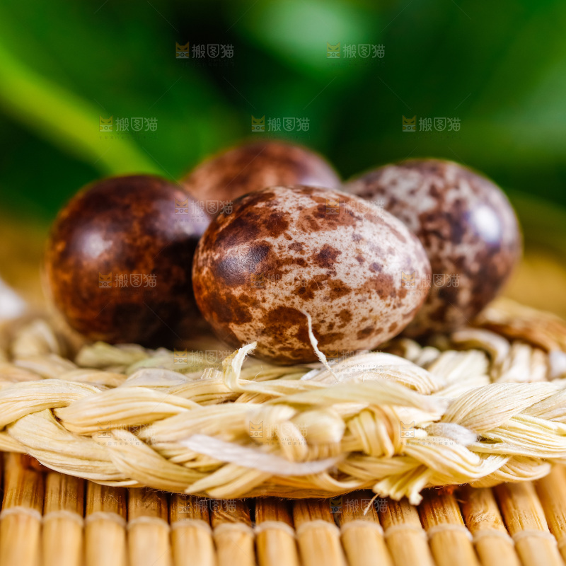 编织垫上放着鹌鹑蛋