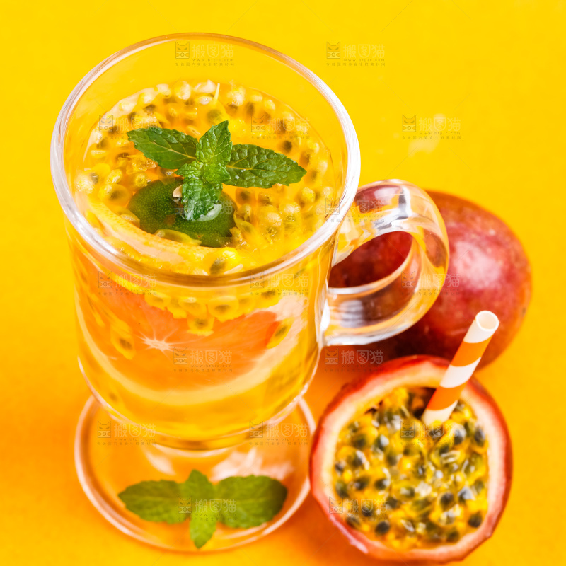 浅底上摆放着一杯百香果汁