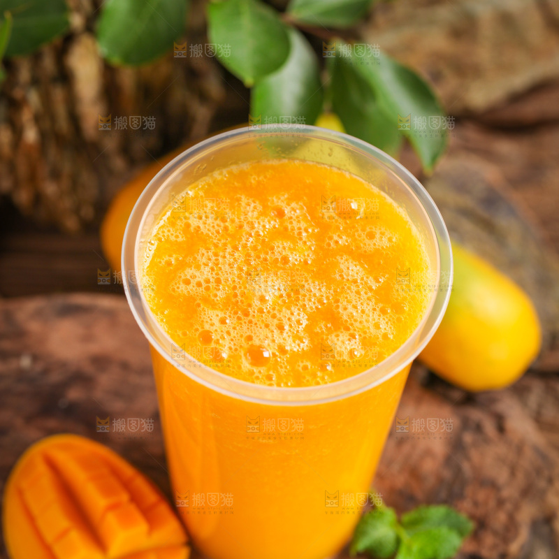 木底上摆放着一杯芒果果汁