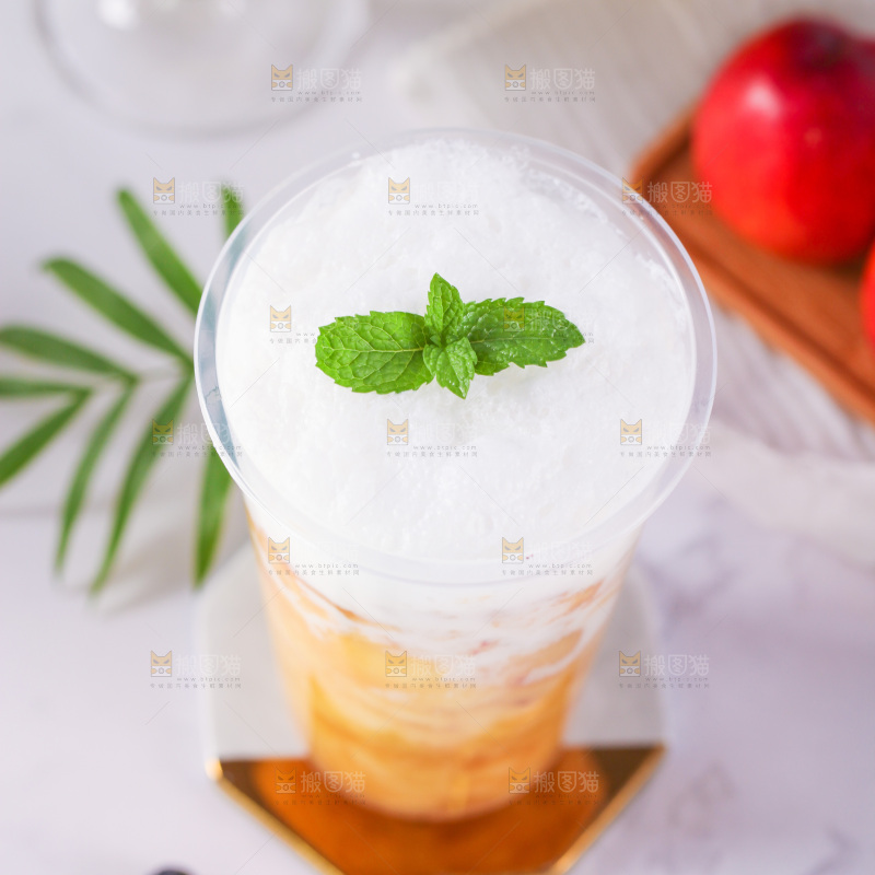 浅底上放着一杯桃子汁