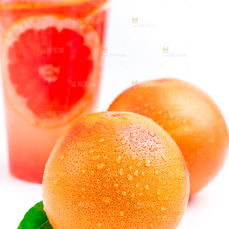 杯子里装着西柚果汁