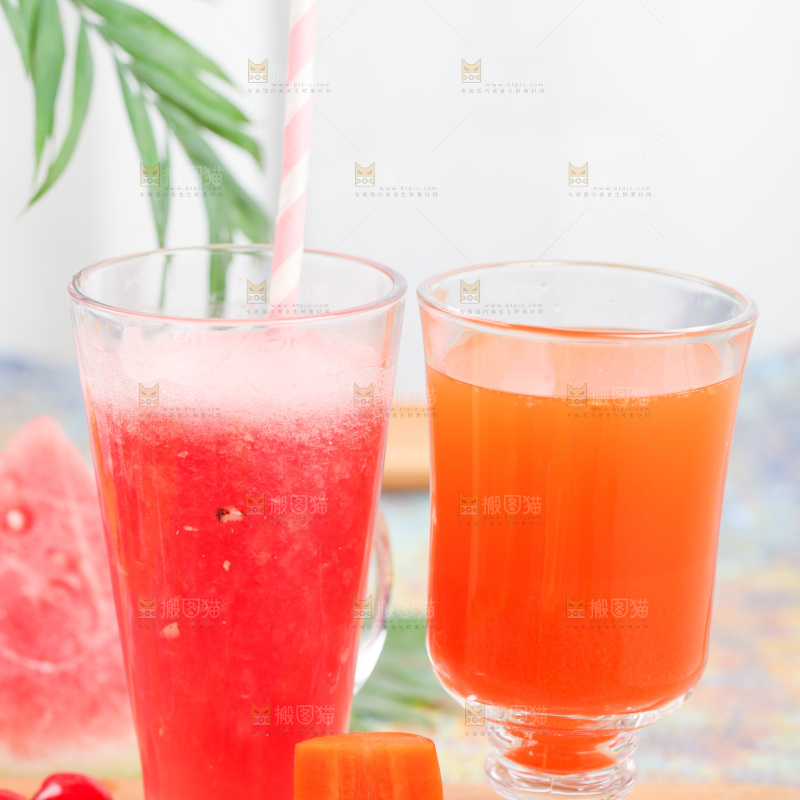 杯子里装着西瓜汁和胡萝卜汁