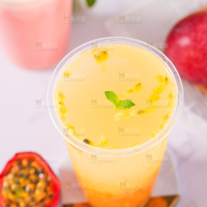 白底上摆放着一杯百香果果汁