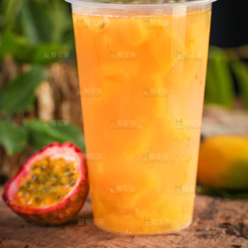 木底上放着一杯百香果果汁