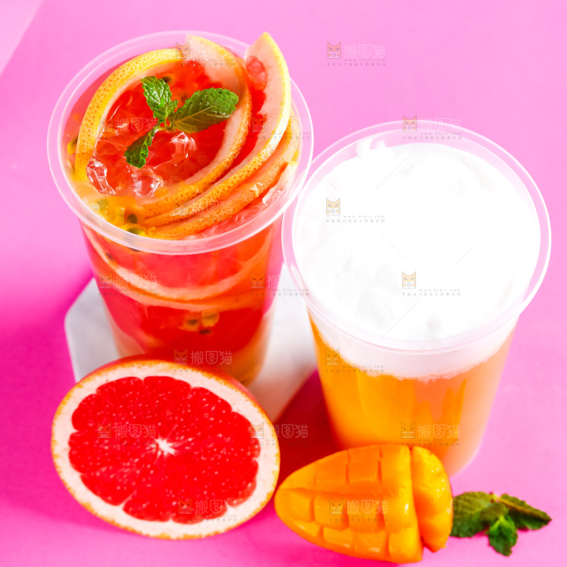 杯子里装着西柚果汁和芒果果汁