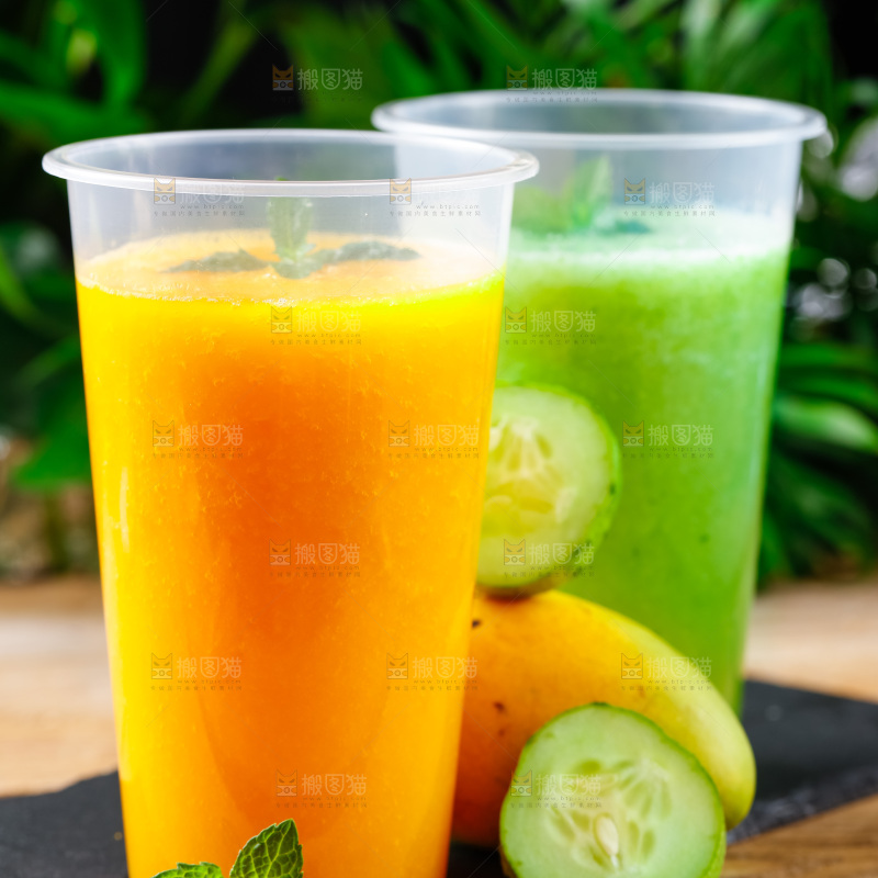 杯子里装着芒果果汁和黄瓜果汁