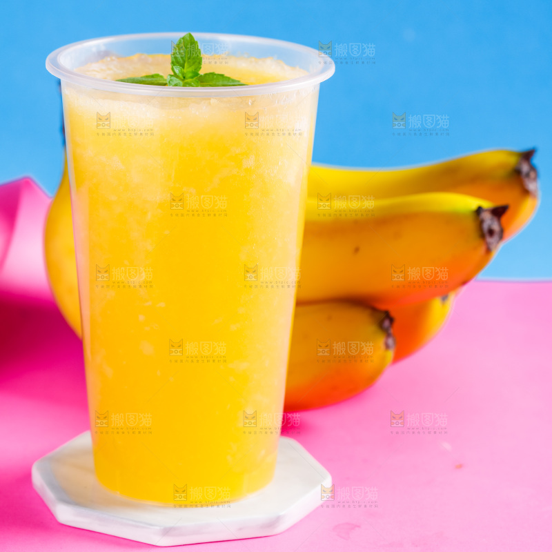 浅底上放着一杯香蕉果汁