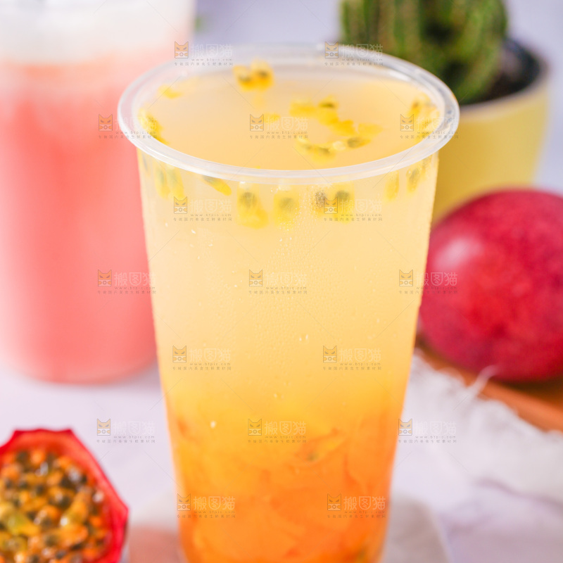 白底上摆放着一杯百香果果汁