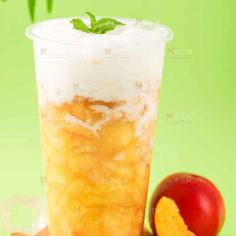 浅底上放着一杯桃子汁