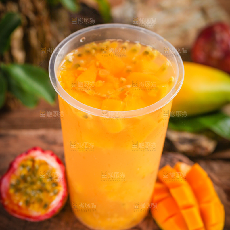 木底上放着一杯芒果果汁