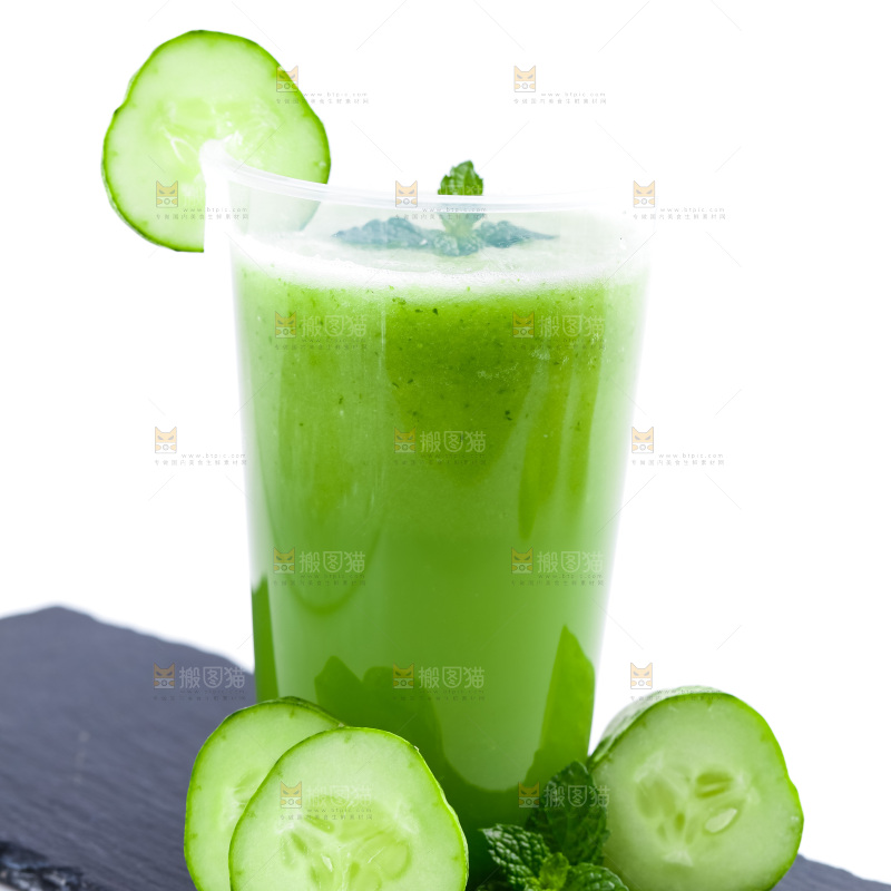 杯子里装着黄瓜果汁