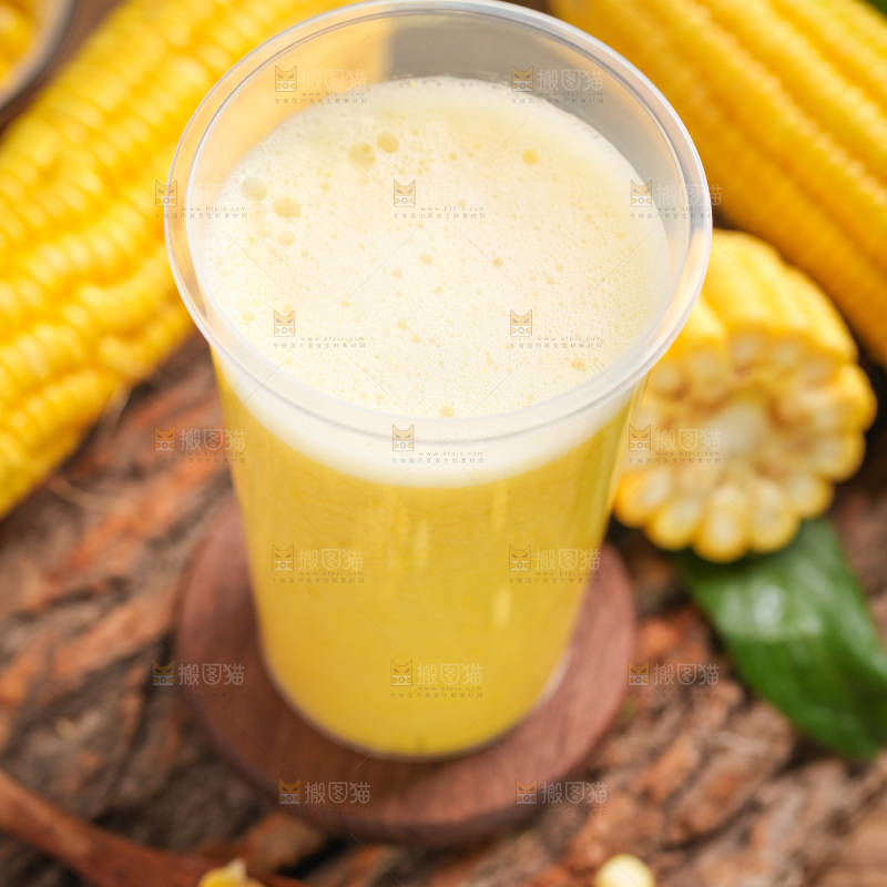 木底上摆放着一杯玉米果汁