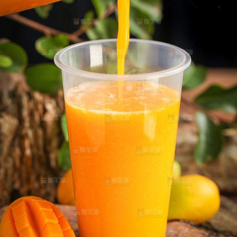 木底上摆放着一杯芒果果汁