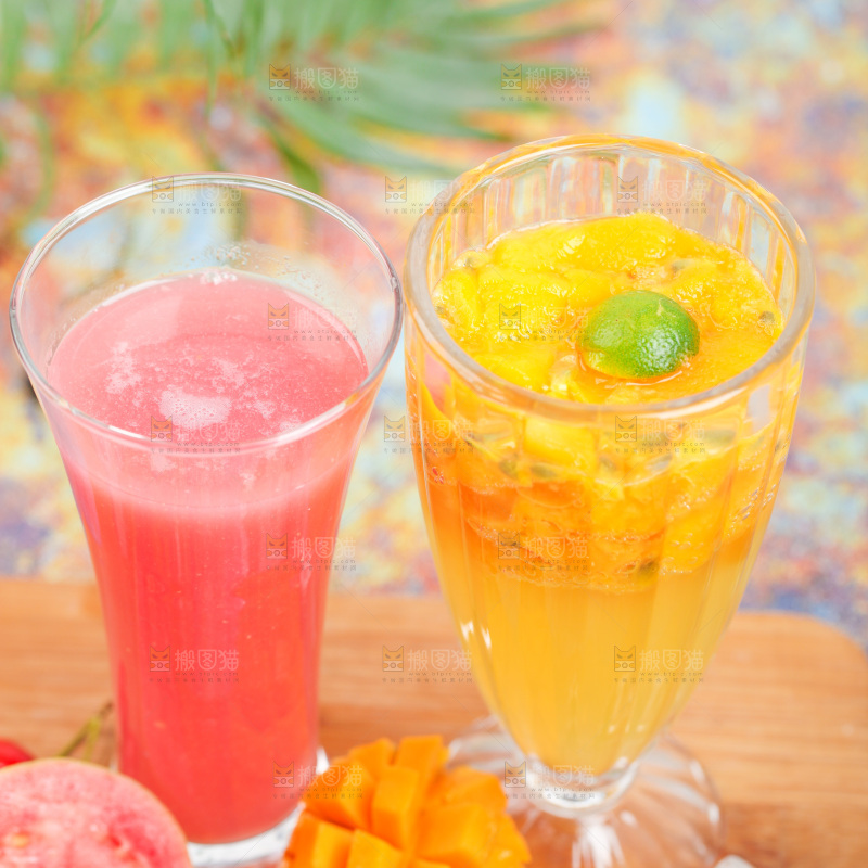 杯子里装着芒果果汁和芭乐果汁