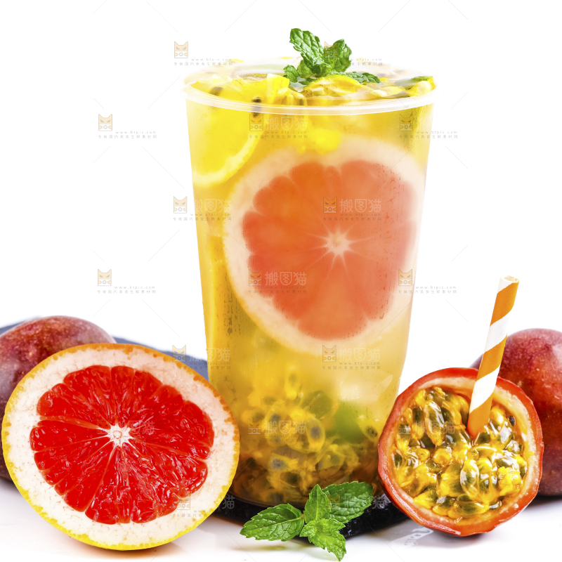 黑石板上放着一杯百香果果汁