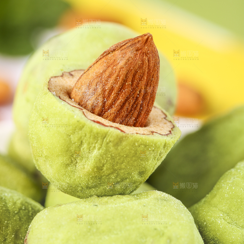 格子布上放着一碟抹茶味奶枣
