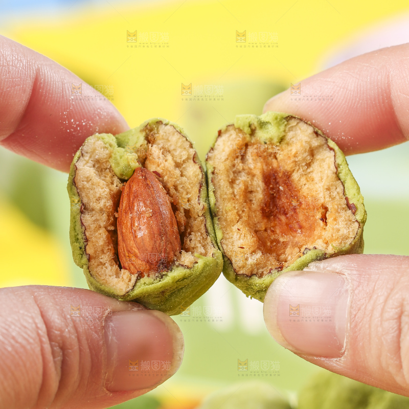 手拿掰开的抹茶味奶枣