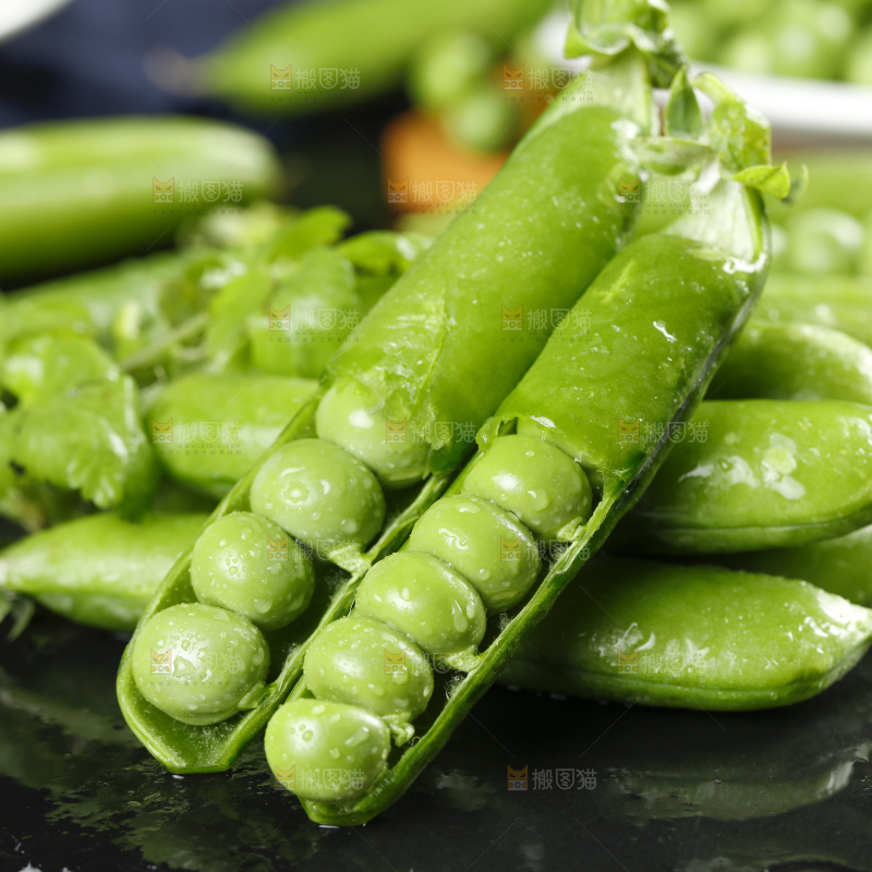 黑底上摆放着豌豆荚