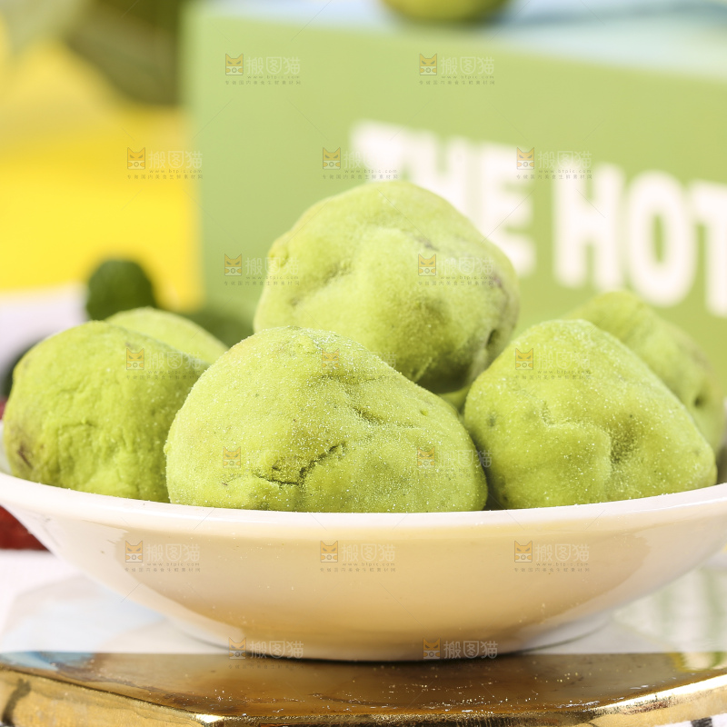 格子布上放着一碟抹茶味奶枣