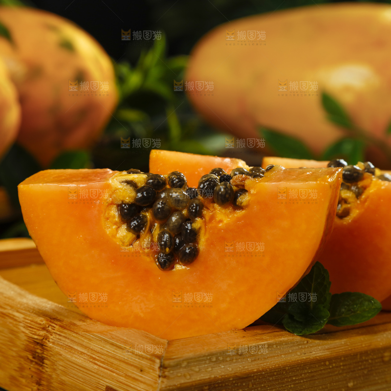 深底上放着新鲜的冰糖木瓜