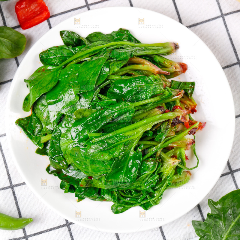 格子底上放着一盘菠菜
