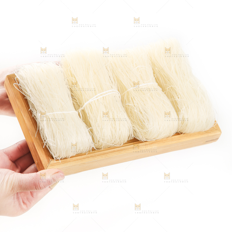 双手端着木盘里的粉丝