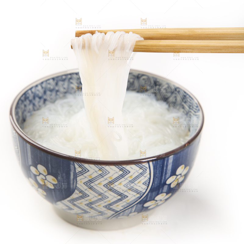 筷子夹着碗里泡开的粉丝