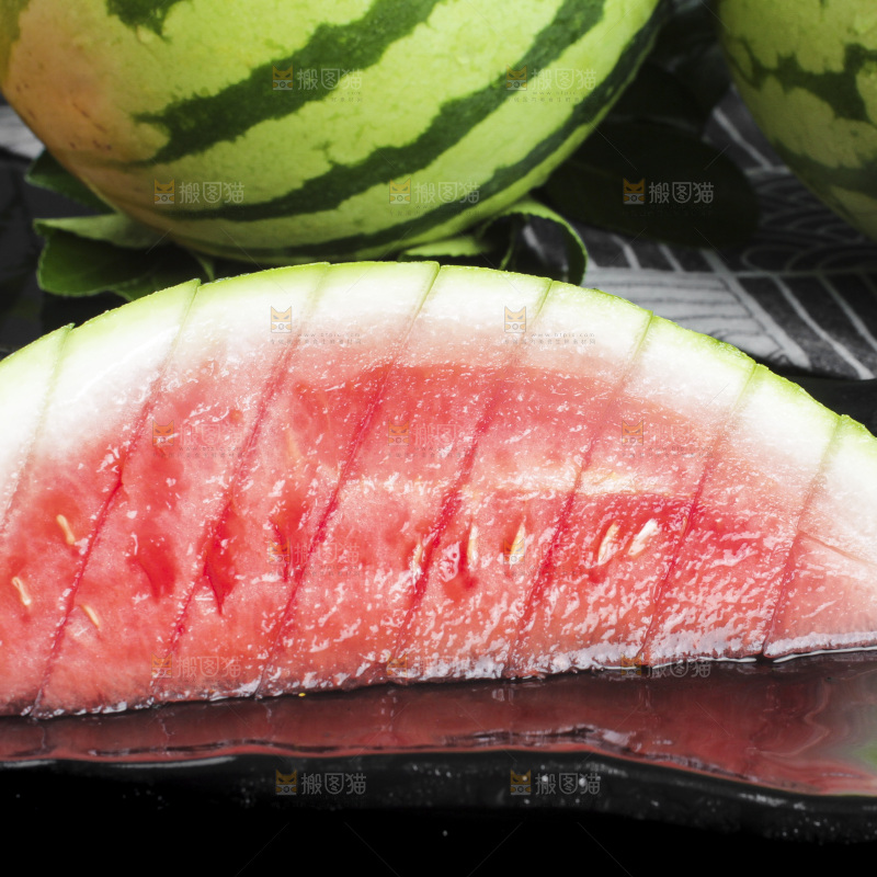 深底上放着新鲜红心西瓜
