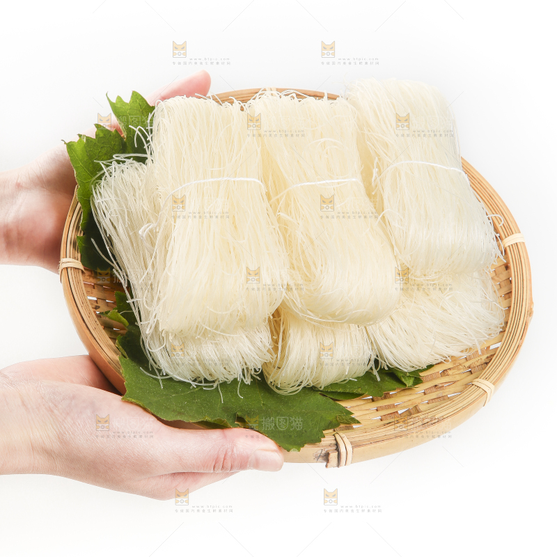 双手端着竹篮里的粉丝