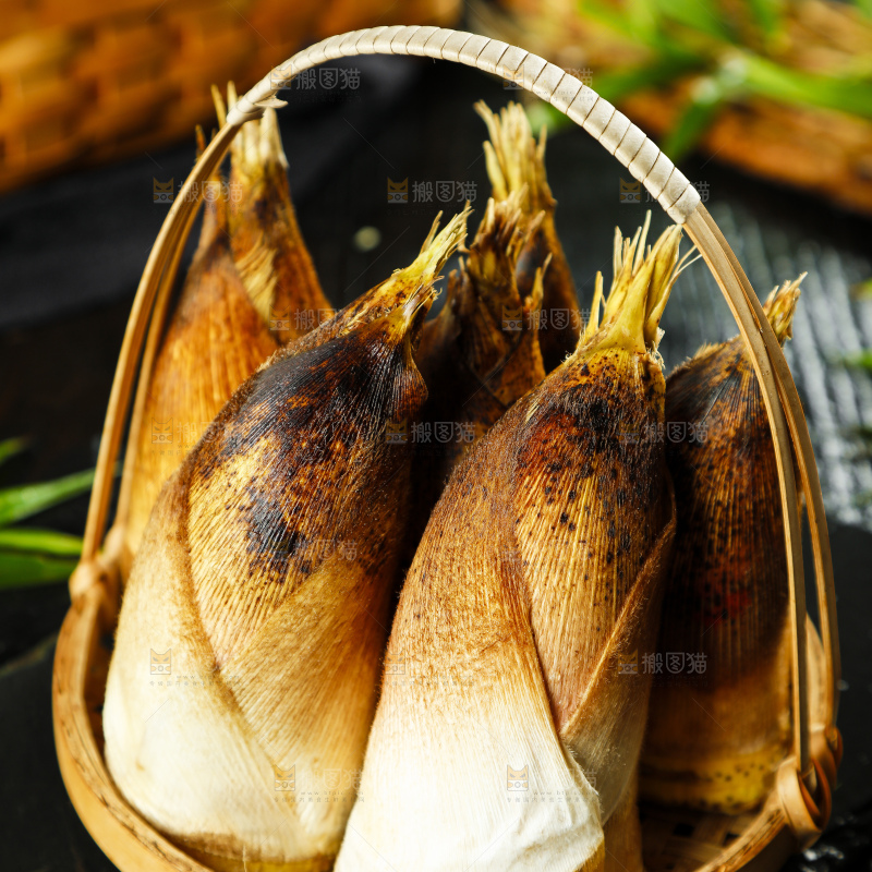 竹篮里放着黄泥春笋