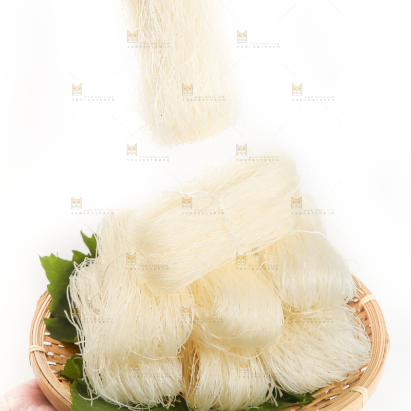 手抓起竹篮里的粉丝