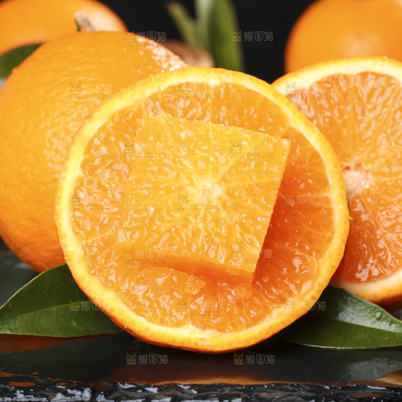 黑石板上放切开的四川青见柑橘