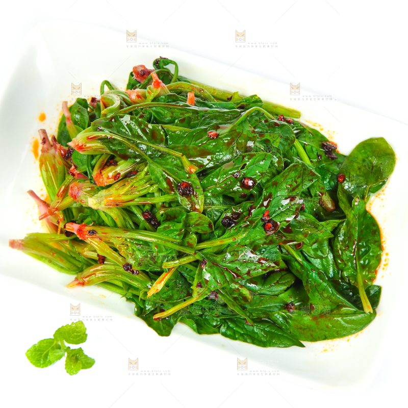 白底上放着一盘凉拌菠菜