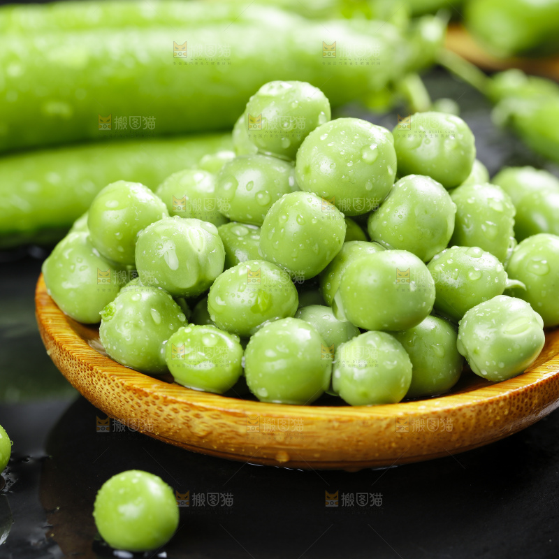 黑石板上堆放着甜豌豆